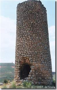 Atalaya de Los Pilones (antes de la restauración). Al fondo La Ojaraca (15KB)