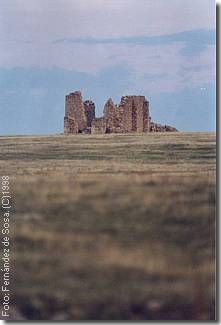 Ruinas de ermita en el lado Este de la meseta. (9KB)